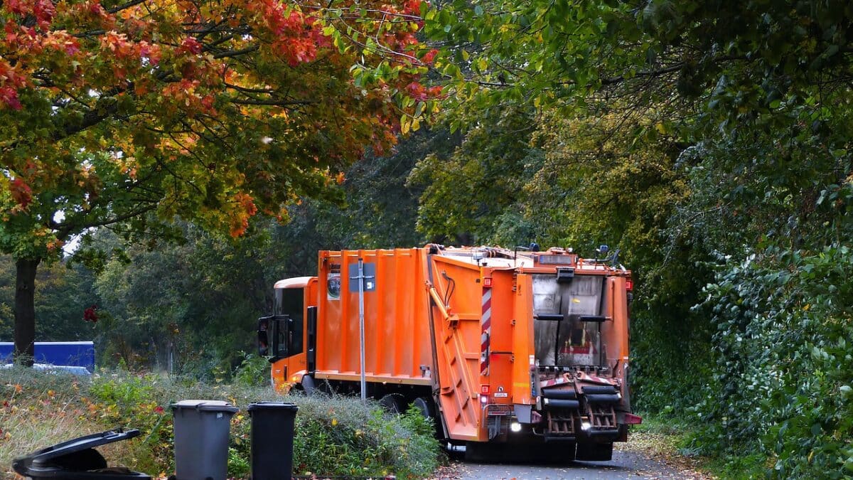 garbage truck colouring: featured image