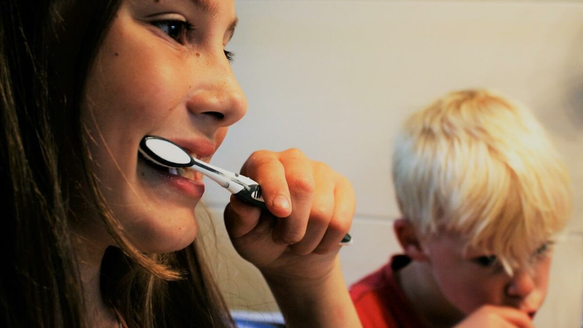 plastic free toothpaste australia: brushing teeth